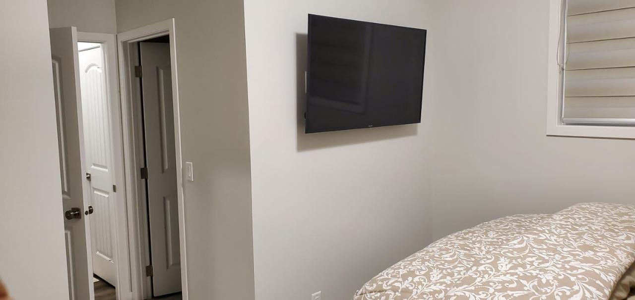 Delightful 1-Bedroom Private Suite In A New Home カルガリー エクステリア 写真