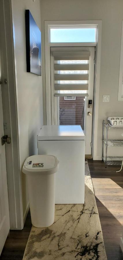 Delightful 1-Bedroom Private Suite In A New Home カルガリー エクステリア 写真