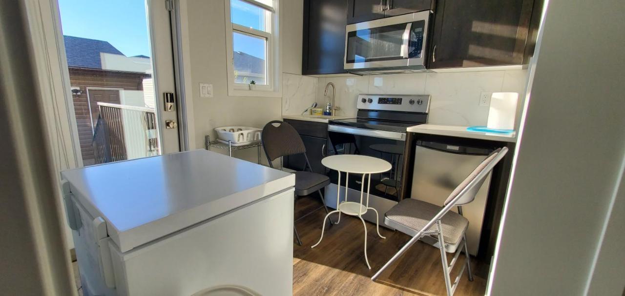 Delightful 1-Bedroom Private Suite In A New Home カルガリー エクステリア 写真