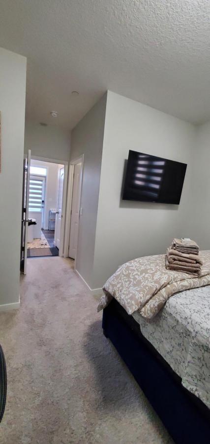 Delightful 1-Bedroom Private Suite In A New Home カルガリー エクステリア 写真
