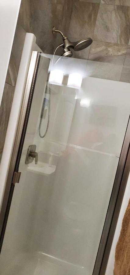 Delightful 1-Bedroom Private Suite In A New Home カルガリー エクステリア 写真